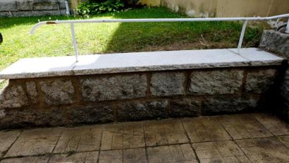 Bild: le
Einen Beitrag zur weiteren Verschönerung des Gestaltungsbildes am Haupteingang zur Pfarrkirche St. Johannes der Täufer leistete ein Privatspender durch die neuen Granitabdeckplatten auf der Mauer am Treppenabgang vom Herz-Jesu-Haus zum Gotteshaus.