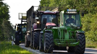 Bild: tk
Im Konvoi nach Schwarzenfeld: Offiziell ging’s zum Eisessen, doch genau genommen war’s eine Protest-Aktion von Landwirten.