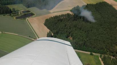 Bild: Houschka
Rauch dringt aus einem Waldstück, das Feuer greift rasch um sich: Von der Luft aus sind Waldbrände gut zu erkennen. Angesichts der derzeit höchsten Stufe für die Waldbrandgefahr in der Region hat die Regierung der Oberpfalz entsprechende Flüge angeordnet.