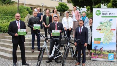 Bild: Fabian Polster/exb
Die Tourismusgemeinschaft Oberpfälzer Wald (von links): Landrat Neustadt/WN Andreas Meier, Landrat Tirschenreuth Roland Grillmeier, Ostbayern Tourismusmarketing GmbH Antonia Gareis, Tourismusreferentin Landkreis Tirschenreuth Stephanie Wenisch, Landrat Schwandorf Thomas Ebeling, Tourist-Info Stadt Weiden Cathrin Kube, Tourismusreferentin Landkreis Schwandorf Alexandra Beier, Tourismusverband Ostbayern Veronika Perschl, Oberbürgermeister Stadt Weiden Jens Meyer, Tourismusreferentin Landkreis Neustadt/WN Christina Kircher, Kulturamtsleiterin Stadt Weiden Petra Vorsatz.