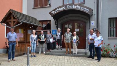 Bild: gi
Das Ehepaar Jehle (Mitte) verbringt derzeit seinen 25. Urlaub in Moosbach. Das Ehepaar Neuthinger (Dritter und Vierte von links) feierte seinen 20. Aufenthalt. Familie Körner wurde für den fünften Aufenthalt (rechts) geehrt. Zweiter Bürgermeister Bernhard Rom (links) gratuliert und dankt ihnen für die Treue.