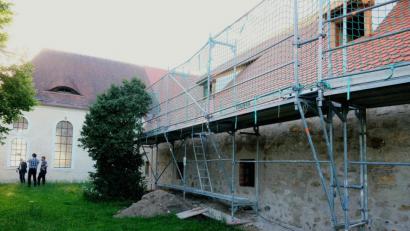 Bild: do
Ein Gewinn für das Ensemble des Klosterhofes ist die Restaurierung von historischen Städeln direkt neben der Wieskapelle.