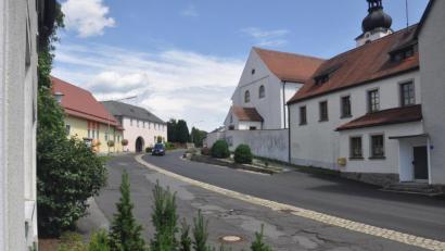 Bild: ws
Das Straßenbauamt will die Planungen für die Staatsstraße von der "Wenderer Höhe" nach Schwarzenbach in Kürze beginnen. Vorgesehen ist auch die Verbesserung der Ortsdurchfahrt. Dabei soll die Straße im Bereich vor der Kirche nach Westen (in Bild nach links) verschoben werden. Der Zugang zur Kirche soll damit verbessert werden.