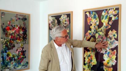 Bild: Gerhard Götz
Jürgen Huber erklärt seine Arbeitsweise, spricht vom gesteuerten Zufall.