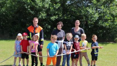 Bild: jma
Die Vorschulkinder zusammen mit den Erzieherinnen Renate Stangl (li) und Regina Draht (re) und Max Grahl von der Feuerwehr Hütten.
