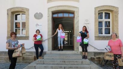 Bild: jzk
Jutta Deiml, Judith Schliermann, Deborah Bregler, Jessika Wöhrl-Neuber und Ilka Spiegler haben für die Sommerferien „Eine Tüte voll Sommer“ hergerichtet.