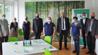 Bild: Bühner
Veranstalter und Ehrengäste bei der Präsentationsveranstaltung für die neuen Räume der Oase (von links): Ernst Freuding und Renate Freuding-Spintler, Katharina Meyer, Peter Weiß, Ursula Hösl, Lothar Höher, Gabi Plischke, Christian Weiß und Martin Weiß.