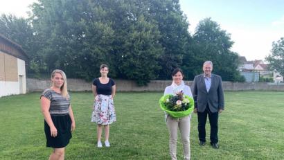 Bild: exb
Neuwahlen beim Kreisjugendring Amberg-Sulzbach: Das neue Führungsduo bilden jetzt (von links) Carina Süß (Erste Vorsitzende) und Eva Mittag (Zweite Vorsitzende), hier auf einem Foto mit Cornelia Bäuml (ehemalige Vorsitzende) und Landrat Richard Reisinger.