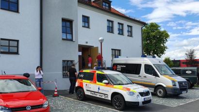 Bild: flm
Im Abstand von 1,5 Metern standen die Blutspender draußen und warteten, bis sie eingelassen wurden. Es bildete sich immer wieder eine Warteschlange vor der Stadthalle. Im Innenraum waren die Liegen des Blutspendedienstes stets belegt.