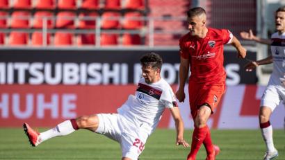 Bild: Matthias Balk/dpa
Lukas Mühl von Nürnberg (links) und Stefan Kutschke von Ingolstadt im Zweikampf um den Ball.
