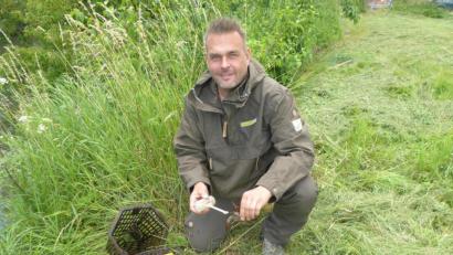 Bild: Isabel Lautenschlager
Ranger Christian Rudolf hat gerade eine der Naturpark-Reusen, die deutlich mit einem gelben Anhänger markiert sind, kontrolliert. Er zeigt einen Signalkrebs, der sich noch am Köderbehälter festhält.