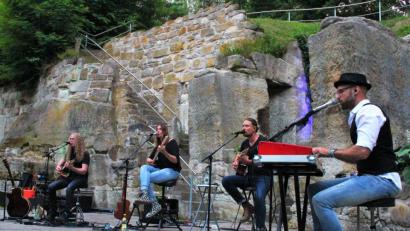 Bild: stg
Das kulturelle Leben nimmt wieder Fahrt auf: Frontfrau Susi Raith und ihre drei "Spießer" sorgen für beste musikalische Unterhaltung auf der Naturbühne Schönberg