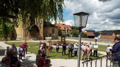 Bild: Sonja Müller
Vor dem Wallfahrtsamt trafen sich die Michelfelder zu einem Gebet vor der Lourdesgrotte, das Wallfahrtsführer Ernst Schalanda (rechts) vortrug.