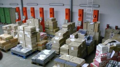 Bild: Hauptzollamt Regensburg
In 21 Boxpaletten hatten die Schmuggler Millionen Zigaretten versteckt und versucht sie über die Grenze nach Deutschland zu schmuggeln.