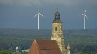 Bild: Houschka
Die Aussicht vom Klinikum auf St. Georg, flankiert von zwei Windrädern. Und links im Bild ist auch noch Maria Schnee, ein Kirchlein bei Atzlricht zu sehen.
