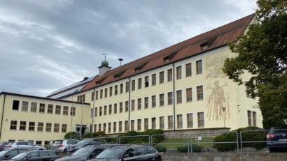 Bild: Völkl
Die Landwirtschaftsschule in Nabburg soll nach Plänen aus München wohl geschlossen werden. Das stößt auch den Stadtratsfraktionen aus ÜPW, ÖDP und SPD sauer auf.