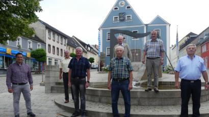 Bild: rn
Bürgermeister Marcus Gradl (links) vereidigt (von rechts) die Feldgeschworenen Johann Rupprecht, Werner Schreml und Alfons Ficker. Dem Zeremoniell wohnen (von links) Hermann Prölß, Max Hesl und Heinz Jantschik bei.