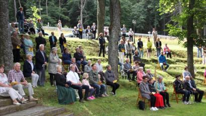 Bild: kro
Zum ersten Mal zelebrierte Stadtpfarrer Konrad Amschl (rechts) das Bergfest an der Bärnauer Steinbergkirche. Für den Freiluftgottesdienst hatten die Gläubigen zum Teil eigene Klappstühle dabei.