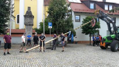 Bild: wku
Die Königsteiner Kirwaboum stellten am Samstagnachmittag den Kirchweihbaum nicht am Sportplatz, sondern ausnahmsweise am Marktplatz auf.