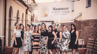 Bild: MG Fotografie/exb
Nun ist auch Ladies‘ Circle Amberg Vollmitglied. Dem neuen Serviceclub gehören aktuell zwölf Damen an. In der Mitte mit der neuen silbernen Amtskette Charterpräsidentin Nicole Asmus, rechts neben ihr Vizepräsidentin Ann-Julie Trepesch.