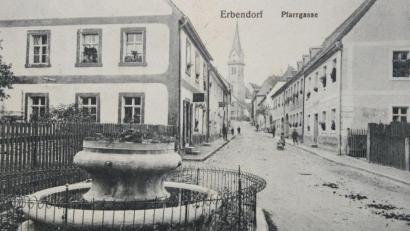 Bild: njn
Der Springbrunnen in der Pfarrgasse auf einer Postkarte um das Jahr 1920.