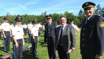 Bild: Hirsch
Polizeidirektor Stefan Beil, Staatssekretär Gerhard Eck und Präsident Wolfgang Sommer (von rechts) suchten nach der Vereidigung das Gespräch mit den Nachwuchskräften.