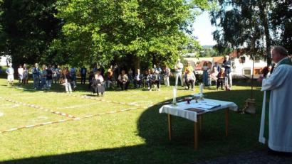 Bild: e
Pfarrer Wolfgang Bauer zelebrierte den Gottesdienst auf der Pfarrwiese.