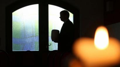 Symbolbild: Sebastian Willnow/dpa-tmn
So wie auf diesem Symbolbild wurde auch Klara Sommers Urne beigesetzt.