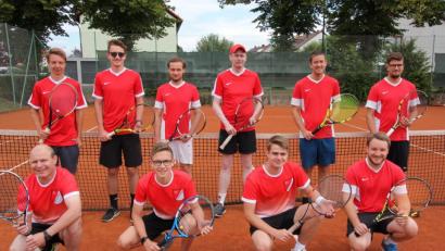 Bild: kro
Die 1. Herrenmannschaft (stehend) des TC Tirschenreuth spielt mit einer Sechser-Mannschaft in der Bezirksklasse II, während die 2. Herrenmannschaft (hockend) in der Kreisklasse I antritt.