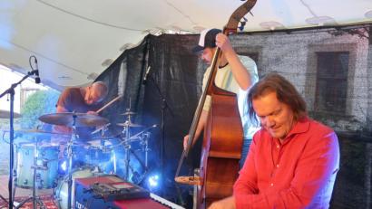 Bild: Kunz
Mit außergewöhnlichen Klängen überrascht das "Trio Elf" auf der Sommersünden-Bühne im Innenhof der Regionalbibliothek.