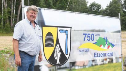 Bild: Gabi Schönberger
Das Plakat bleibt, aber dahinter verbergen sich keine Feste, Konzerte, Theateraufführungen und Kommersabende. Bürgermeister Martin Schregelmann tut es leid, dass nahezu alle geplanten Veranstaltungen zum Gemeindejubiläum der Coronagefahr zum Opfer fallen.