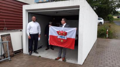Bild: Lowak
Im Freibad soll künftig die Windischeschenbacher Fahne wehen. Bürgermeister Karlheinz Budnik überreicht Bademeister Horst Lindner die Flagge in den Stadtfarben.