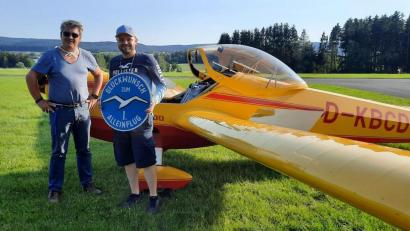 Bild: gdö
Ausbildungsleiter Markus Klemm (links) gratuliert dem gelehrigen Flugschüler Patrick Will aus Wiesau vor dem neuen Motorsegler D-KBCD.