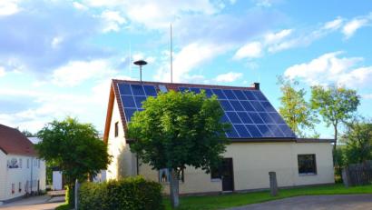 Bild: fjo
Seit vielen Jahren profitieren Ortsfeuerwehr, Schützenverein und Dorfgemeinschaft von der Sonnenstromanlage auf dem Schützenhaus im Ortsteil Reichenau. Die Marktgemeinde bezuschusst nun weitere Anlagen auf privaten Dächern mit einem eigenen Programm.