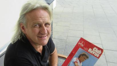 Bild: mr
Norbert Wagner mit einem Club-Magazin von 1984. Damals wurde der junge Oberpfälzer den Fans vorgestellt. 	Bild: mr