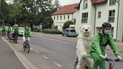 Bild: Bühner
Greenpeace auf der Fahrt durch Weiden, hier an der Friedrich-Ebert-Straße, wo Autos oft eng an Fahrrädern vorbeifahren.