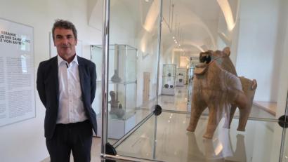 Bild: Kunz
Der Hauptkonservator der Neuen Sammlung in München, Josef Straßer, vor Exponaten von der Ausstellung "Afrikanische Keramik".