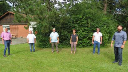 Bild: adj
Sebastian Dippold (rechts) verabschiedete die bisherigen Verbandsräte Heiner Maier, Rupert Troppmann, Tanja Kippes und Wolfgang Schwarz (Zweiter bis Vierter von links). Der bisherige Verbandsvorsitzende Ernst Schicketanz (links) dankte ebenfalls für die Mitarbeit.
