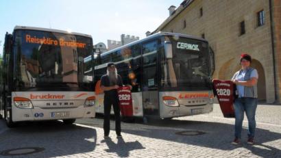 Bild: Martina Beierl/exb
Nicole Sahr und Willi Preuß chauffierten ihre Gäste sicher durch die Corona-Krise. Dafür gab es als kleines Dankeschön – stellvertretend für alle Bus- und Bahnfahrer im Landkreis – ein Ehrentrikot vom Club.