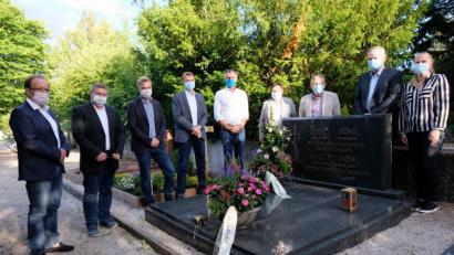 Bild: u
Am 6. Juli wäre der ehemalige Bürgermeister Willi Bösl 100 Jahre alt geworden. Die CSU-Fraktion traf sich zum Gedenken an Bösls Grab (von links): Hans-Jürgen Schönberger, Martin Merkl, Manuel Falk, Fraktions-Chef Christian Gnan, Bürgermeister Hermann Falk, stellvertretende Bürgermeisterin Bärbel Birner, CSU-Ehrenvorsitzender Werner Schulz, Josef Luber und Michaela Meier.