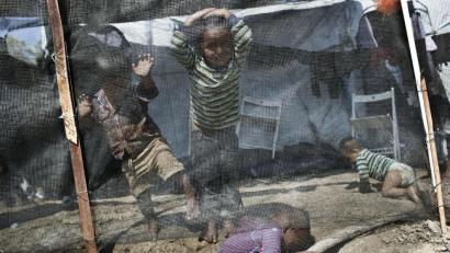 Archivbild: Petros Giannakouris/AP/dpa
Kinder und Jugendliche haben unter den katastrophalen Zuständen in griechischen Flüchtlingslagern besonders zu leiden.