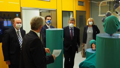 Bild: Bühner
Robert Brannekämper, Vorsitzender des Landtagsausschusses für Wissenschaft und Kunst (Vierter von links)
besichtigt auch die Laborräume im WTC. Dekan Clemens Bulitta (Weiter von links) führt durch das WTC.
Mit dabei auch (von links) Professor Wolfgang Weber, Landtagsabgeordneter Stephan Oetzinger und 
OTH-Präsidentin Andrea Klug