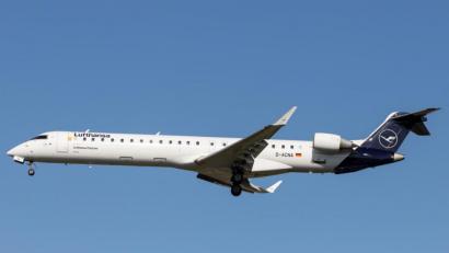 Bild: Kevin Hackert/exb
Der Bombardier CRJ900 mit dem Kennzeichen D-ACNA und dem Taufnamen "Amberg" ging nach 109 Tagen am Boden wieder in Dienst. Das Foto zeigt den Jet in der aktuellen Lufthansa-Lackierung Ende Oktober 2019 beim Landeanflug auf den Flughafen Frankfurt.