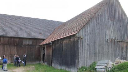 Archivbild: dl
Im Vorjahr hatten Mitglieder der Teilnehmergemeinschaft Thanstein den Dorfstadl im Tradweg besichtigt. Der Gemeinderat hat nun grünes Licht gegeben, dass das Gebäue auf den Dorfplatz umziehen kann.