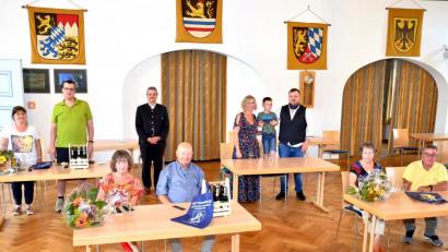 Bild: fjo
Figem und Philipp Harsch ehrt Bürgermeister Andreas Wutzlhofer mit Familie Kahriger (stehend, von links) ebenso wie Peter und Angelika Böhme sowie Günter und Ingrid Quosdorf (sitzend, von rechts).