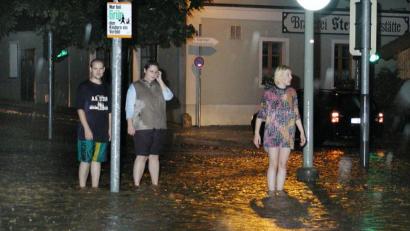 Bild: exb
Die Raigeringer Dorfmitte am 28. August 2002: Die Einheimischen stehen im knöcheltiefen Wasser. An anderen Stellen ist es teilweise noch dramatischer.