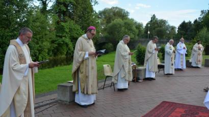 Bild: jr
Standen beim Kapiteljahrtag mit am Altar: (von links) Dekan Dr. Thomas Vogl, Weihbischof Dr. Josef Graf, Regionaldekan Georg Flierl, Prodekan Martin Besold, Pater Friedhelm Czinczoll, Pater Benedikt Leitmayr und Kaplan John Gali.