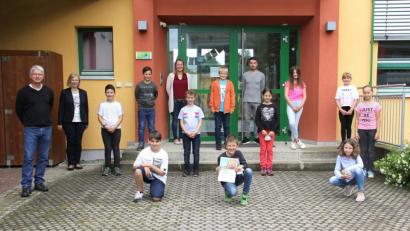 Bild: Josef Böhm
Um die Abstandsregeln einzuhalten konnte nur die vierte Klasse der Grundschule Niedermurach bei der Übergabe der Urkunde dabei sein. Für das Foto durften alle kurz die Masken abnehmen. Den Einsatz der Schüler lobten (von links) Zahnarzt Stefan Gollwitzer, Rektorin Ortrud Sperl sowie (hinten an der Eingangstüre) die Klassenleiter Fiona Hauser-Kroner und Stefan Schultes.