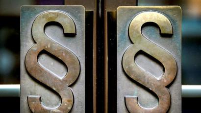 Symbolbild: Oliver Berg/dpa
Ein 33-Jähriger wurde vor dem Amtsgericht Amberg freigesprochen. Anklagegrund war ein etwaiges verbotenes Autorennen.