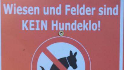 Bild: do
Mit mahnenden und aufklärenden Worten an Hundehalter versuchen Landwirte, die Hundehaufen in ihren Feldern und Wiesen einzudämmen.
